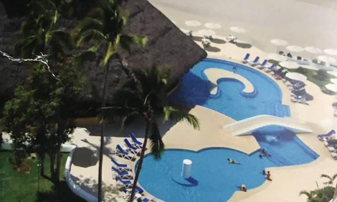 South Hotel Zone Villa | SLEEPS 10 VILLA. WALK TO WALMART. LOCAL BUS ACCESS STEPS AWAY.