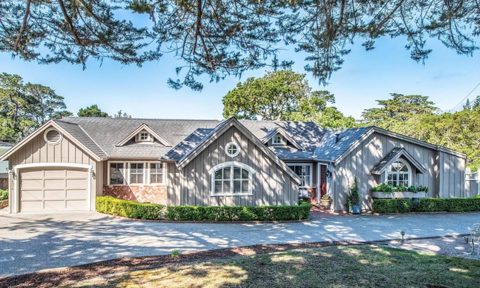 Northwest Carmel Cottage | Sleeps 10 with 3 full bathrooms -Carmel, Peace of Heaven Family Vacation Home