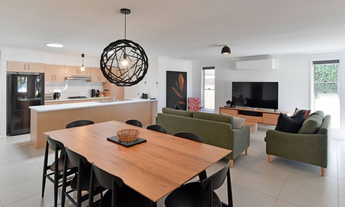 Manyana House | Sleeps 11. All linen and towels provided. Pets welcome. Lovely house.