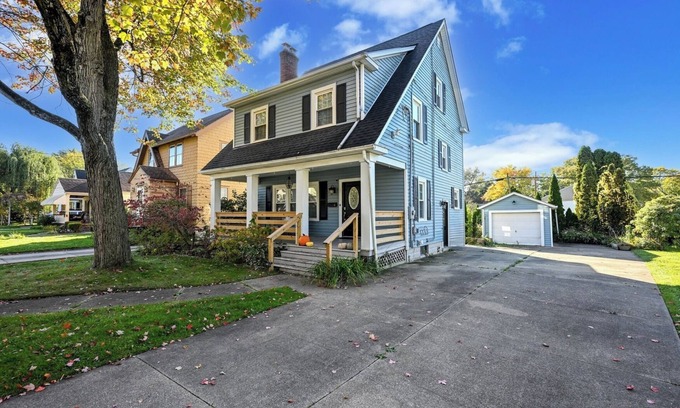 Akron House | Sleeps 12 + BBQ + AC + Outdoor Smoking Allowed