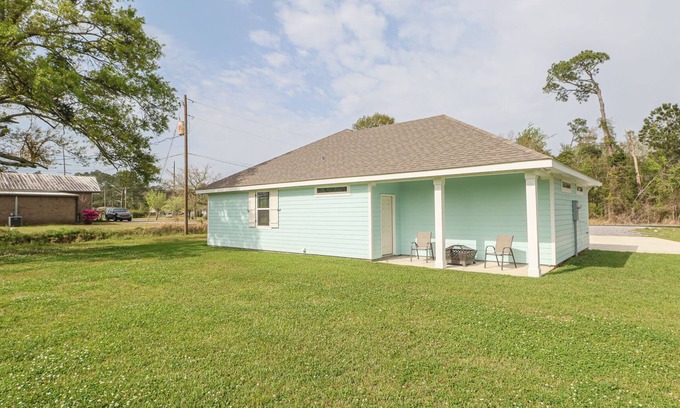 Waveland House | Sleeps 12, Beautiful brand new 3 bedroom/2 bathroom house 1 mile from the beach