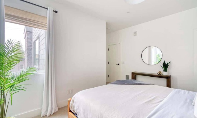 Humboldt Apartment | Sleeps 12 Exclusive Floor Great for Groups