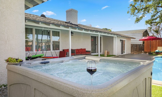 East Hemet House | Sleeps 12 - Hot Tub - Pool - Game Room & Fire Pit