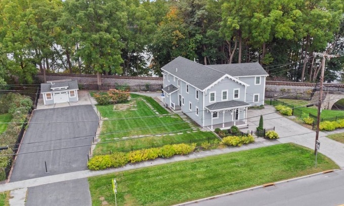 Seneca Falls House | Sleeps 13 | Seneca Wine Trail | Near Seneca & Cayuga Lake