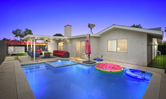East Hemet House | Sleeps 14 - Heated Pool - Jacuzzi - Firepit - Game Room