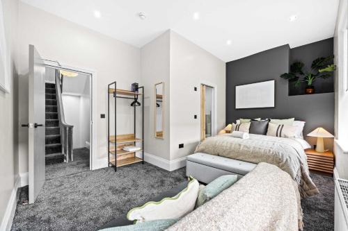 Old Trafford House | Sleeps 14 The Old Trafford Family Zen by Genesis Living