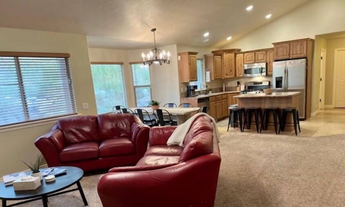 North Salt Lake House | Sleeps 16, 10 Mins to Airport