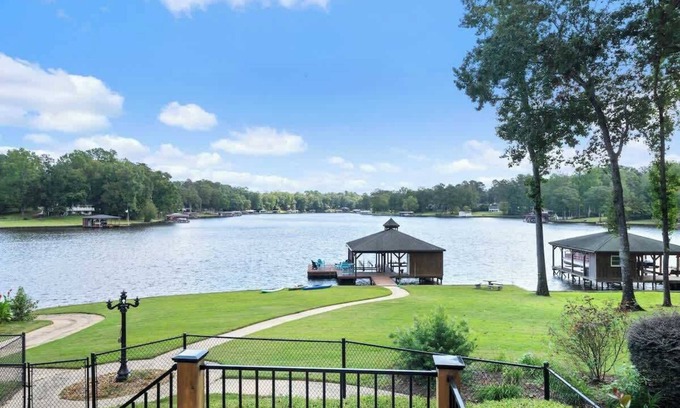 Milledgeville House | Sleeps 16, 4 Master's, Kayaks, Gaming Area + More!