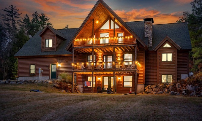 Sunday River Area Ski Chalet | Sleeps 16 | Hot Tub | Game Room | Fire Pit |3750SF