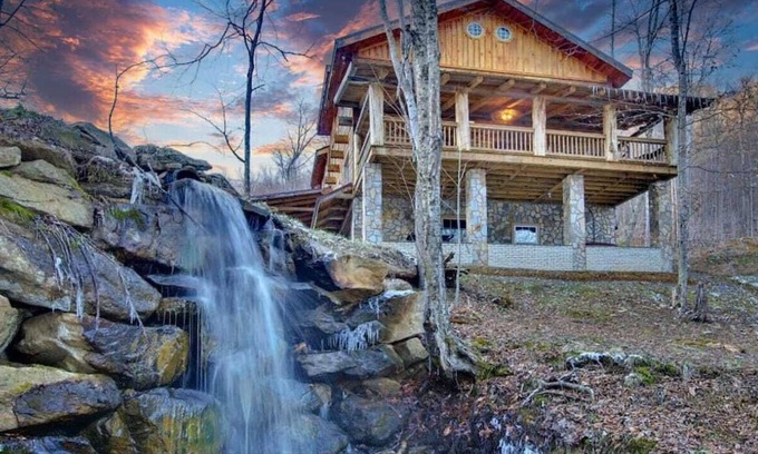 Mars Hill Apartment | Sleeps 16 Hot Tub Sauna Dogs Welcome Ping Pong