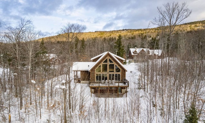 Sunday River Area Ski Chalet | Sleeps 16+ Hot Tub with Mountain View - 3Min to Sunday River Ski - Game Roomnn