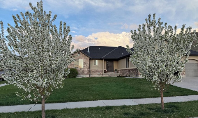 Payson House | Sleeps 16- Moutain View