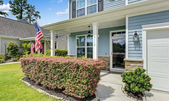 Hollywood House | Sleeps 16 Spacious Near Local Beaches, Near Military, Family Friendly