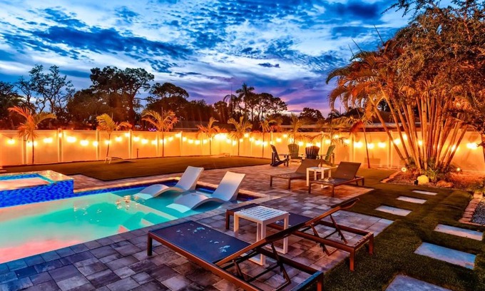 Bradenton House | Sleeps 16 Tropical Pool House with Spa near Beach