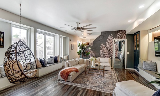 CUF House | Sleeps 17 Event House in Cincinnati with 6 Bedrooms 5 Lofts