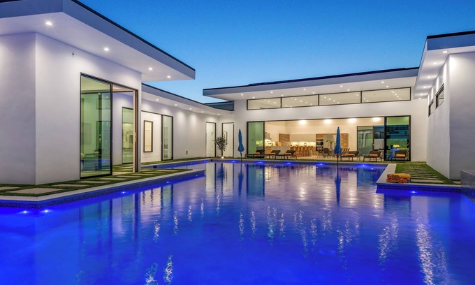 Indio Villa | Sleeps 17 | Pool, Hot Tub & Pickleball Court | Bravo Villa #8