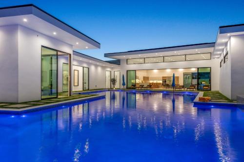 Indio Villa | Sleeps 17 Villa w Pool Hot Tub Pickleball Court Bravo Villa 8 by AvantStay
