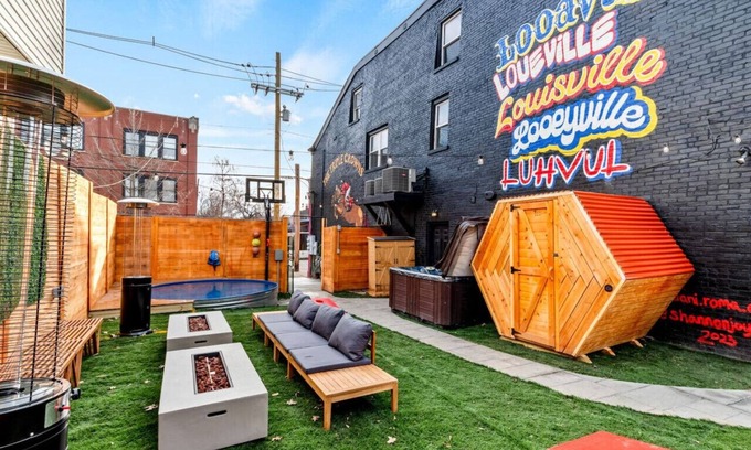 Phoenix Hill House | Sleeps 18, HOT TUB, Cowboy POOL, firepits, Yard Games