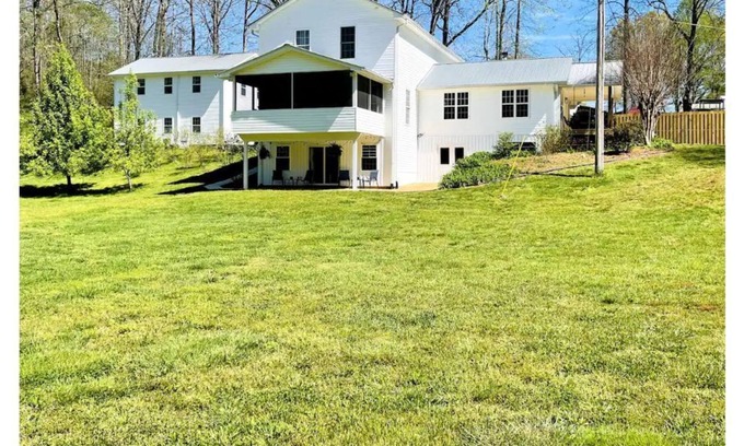 Dahlonega Other | SLEEPS 20! Cheerful Modern Farmhouse