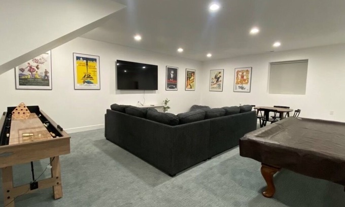 Sweetwater House | Sleeps 20+, Fire Pit, Game Room, Ideal Beach Pass, Private Hot tub
