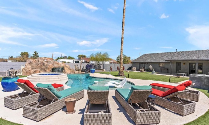 Waltann House | Sleeps 20 Heated Pool Games Fire Pit Dog Friendly