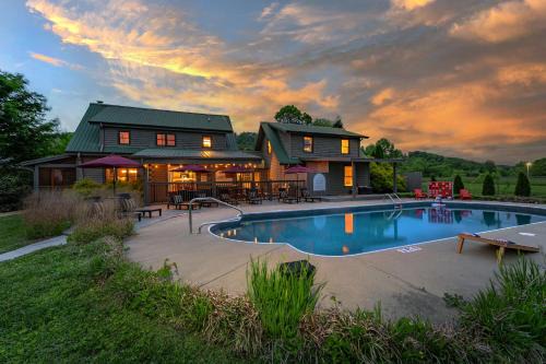 Arden House | Sleeps 20 Sport Court Pool Hot Tub Playground