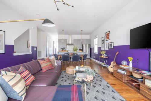 Buena Vista House | Sleeps 24 2 Homes Minutes to DowntownBroadway Faith Barbara by AvantStay
