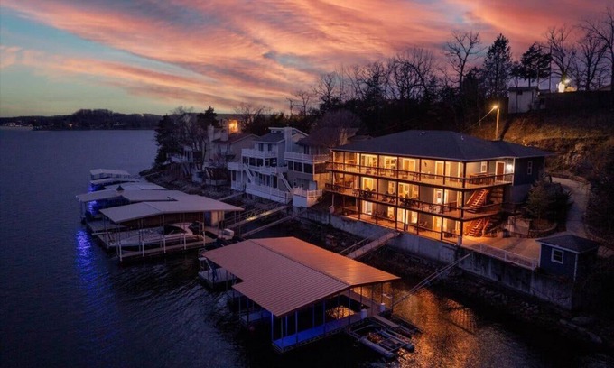 Lakeview House | Sleeps 26 lakefront w/private dock & dance floor!