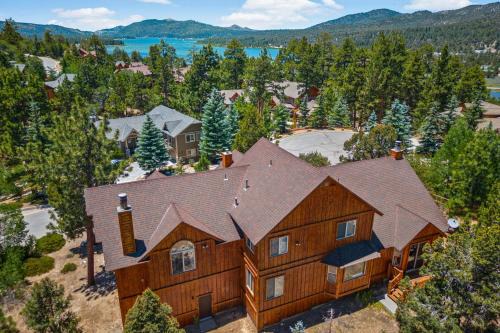 Castle Glen Estates House | Sleeps 27 2 Homes Near the Lake Hot Tub Views Castle Glen Estates