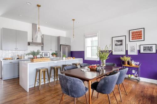 Buena Vista House | Sleeps 36 3 Townhomes 12BDR Mins to DT Broadway Painted Ladies Nashville
