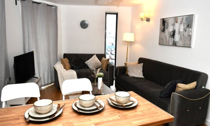 Royal Docks Apartment | Sleeps 4 - Private Balcony - Wheelchair Accessible