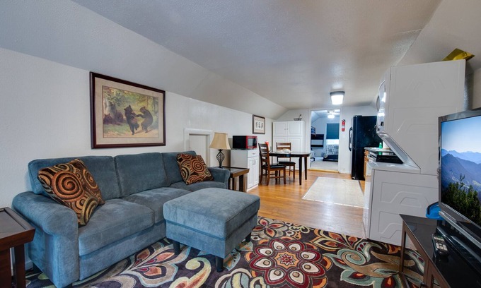 Knoxville Apartment | Sleeps 4 - Queen/Twin BB - Cozy Private NoKnox Upstairs Apartment