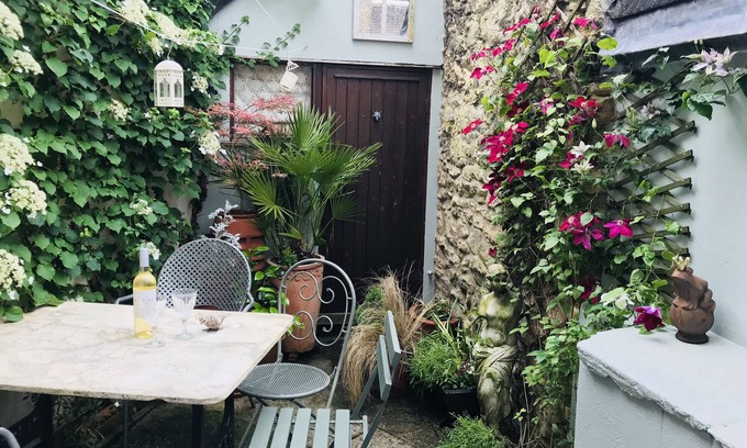 Woodstock Cottage | Sleeps 5. A modernised 17C cottage in the centre of the historic town of Woodsto