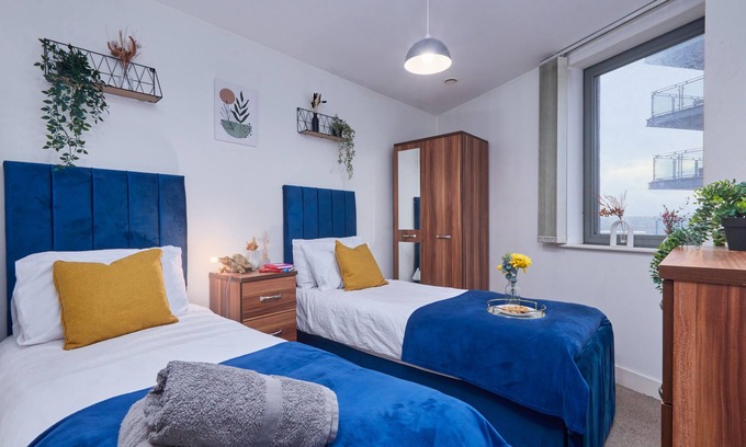 Leeds Apartment | Sleeps 5: Family & Work Stays - Leeds City Centre - FREE Parking!