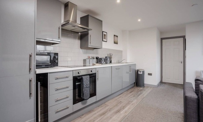 Yeadon Apartment | Sleeps 5 l Travelers l Business
