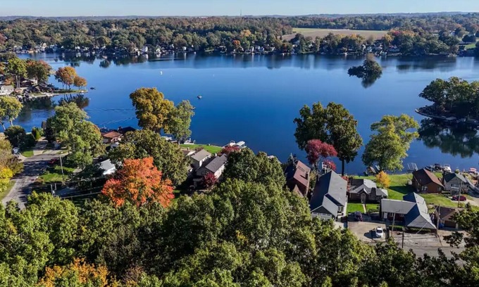 Portage Lakes Cabin | Sleeps 8 + BBQ + AC + Near Lake