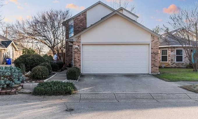 Colleyville House | Sleeps 8, Fully furnished, Beautiful cottage