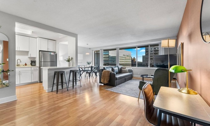 Crystal City Apartment | Sleeps 8|King Bed|Metro Access|Parking|Balcony