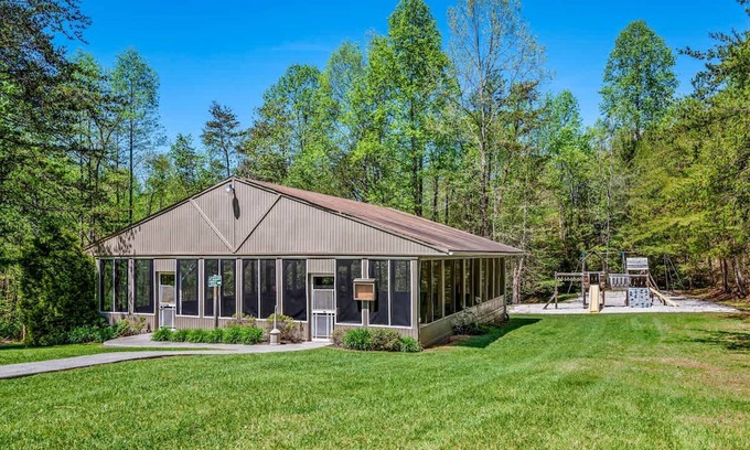 Gatlinburg - Pigeon Forge Apartment | Sleeps 8 Pool Playground Mountain Views Hot Tub