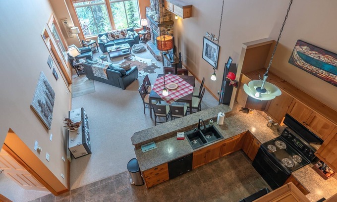 Snow Pine Estates House | Sleeps 8 - Skin In /Out 3 Bedroom 3 Bath + Den + Loft + Hot Tub and 3 Parking