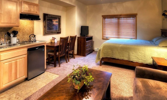 Four O'Clock Apartment | Sleeps 8, Spacious 2 bed 2 bath apartment in Ski-in/out resort.