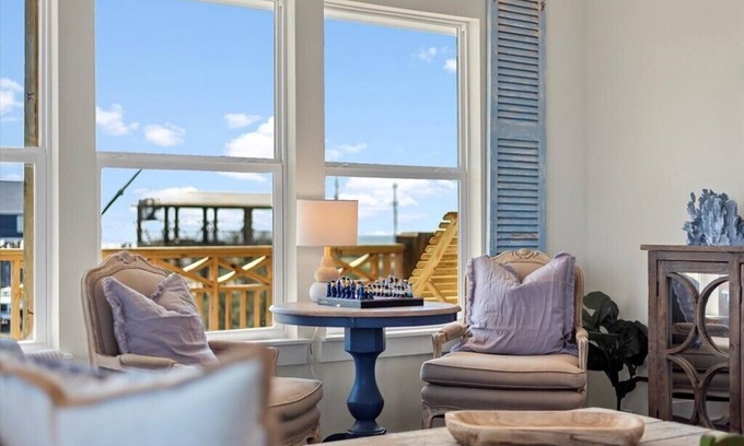Gilchrist House | Sleeps 9 | Fire Pit | Beach & Bay View
