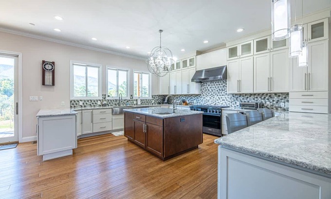 Gatlinburg - Pigeon Forge House | Sleeps12 Pet Friendly 2 Hottubs Views Full Kitchen