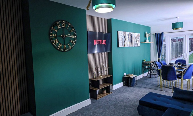 Hall Green House | Sleeps17 Bliss 7-Bedroom Luxury Escape Birmingham