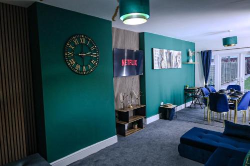 Hall Green House | Sleeps17 Bliss 7-Bedroom Luxury Escape Birmingham