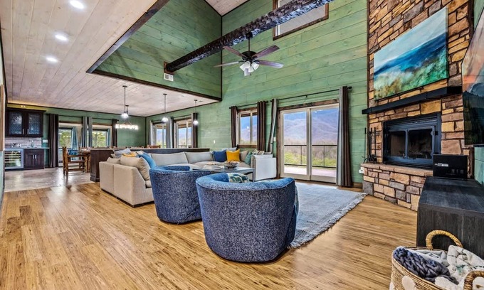 Gatlinburg - Pigeon Forge Apartment | Sleeps18 Views 2 Hottubs Family Reunion Retreat