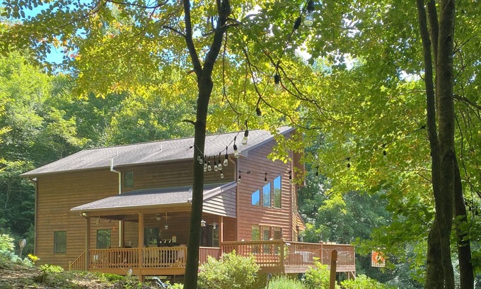 Topton Cabin | Sleepy Bear Lodge. Fire Pit + Starter Wood + Fast Starlink Wi-Fi + Full Kitchen.