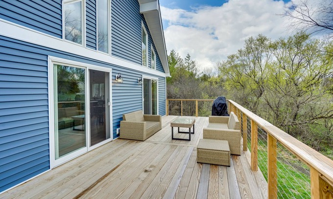 Athens House | Sleepy Hollow Lake Home w/Deck, Pool Access!