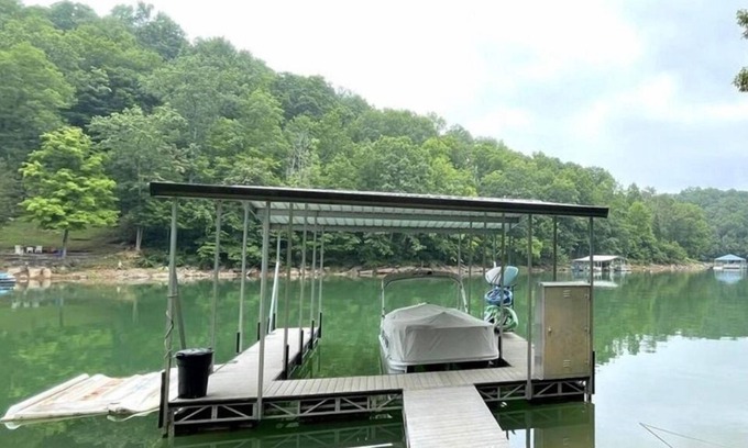 La Follette House | Slip-Away into Isolation & Relaxation w/Covered Dock & Hot Tub.