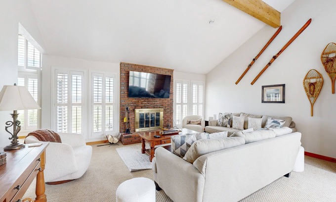 South Snyderville Basin House | Slopeside gem with private hot tub & pool table - across from Cabriolet Lift